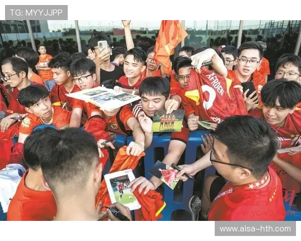 冠军球队基地开放日吸引大批粉丝参观，冠军足球场