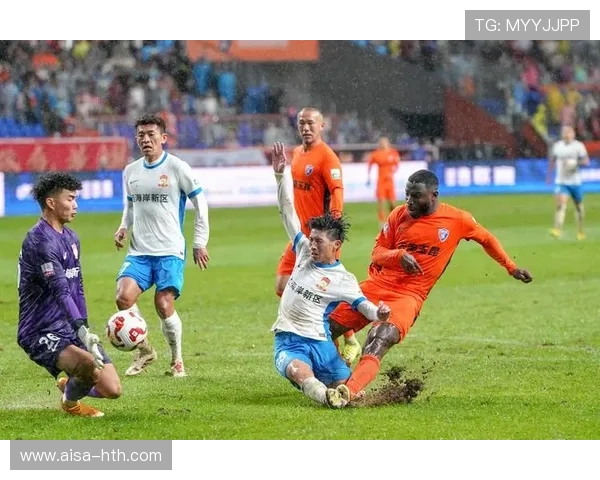 云南玉昆一次高质量传中造成禁区混战 云南玉昆一次高质量传中造成禁区混战